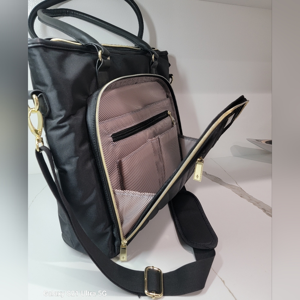 Kenneth Cole Reaction Chelsea Messenger Bag - Picture 2 of 9